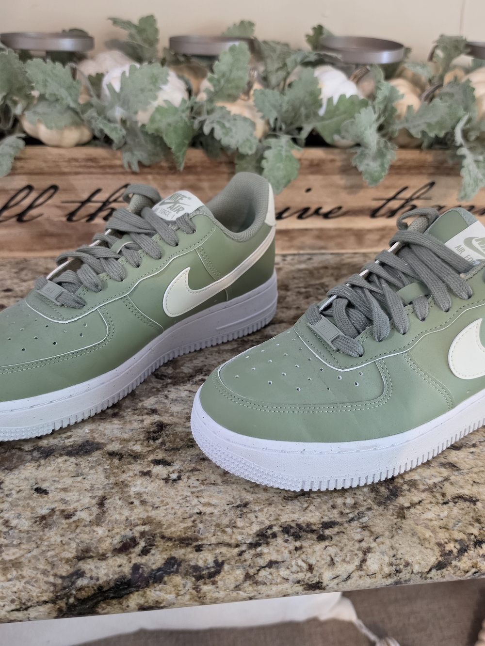 Nike Air Force One Women's - Picture 2 of 5